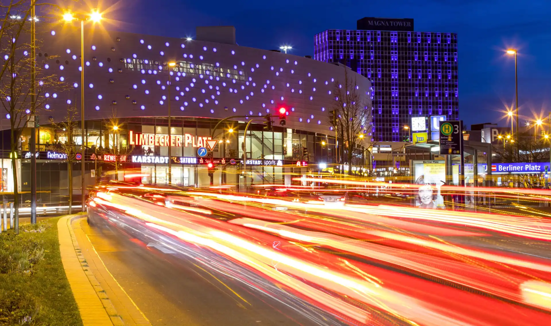 Der Berliner Platz in der Innenstadt von Essen, Einkaufszentrum Limbecker Platz, Magna Tower Bürogebäude, abendlicher Verkehr,